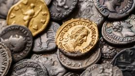 Tropieza con un lote de monedas y cuando las analiza descubre que tienen 2.000 años de antigüedad y un valor incalculable