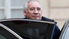 Bayrou hace guiños a izquierda y derecha para aprobar sus presupuestos en Francia