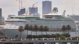 Un millonario lleva 25 años sin abandonar cruceros: su problema no es el dinero sino lo que ha pasado con sus piernas