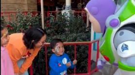 El emocionante gesto de Buzz Lightyear con un niño con problemas auditivos