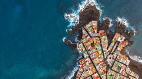 Un país a las puertas de la guerra hace un llamamiento para huir a los dos destinos españoles con "primavera perpetua"