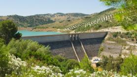 El embalse bajo mínimos en reserva de agua que ha decidido tirar su agua