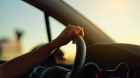 Recomiendan hacer este gesto en el volante cuando te pares en un semáforo: "Podría salvarte la vida"