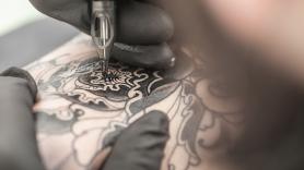 Analizan miles de jóvenes gemelos con y sin tatuajes y descubren una inquietante conexión con este cáncer