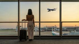 Elige viajar en lugar de ser madre y a los 50 años recibe una llamada de su padre que le hace replantearse su vida al completo