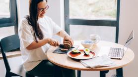 El problema del colesterol alto de muchos empiezan con el delicioso alimento que se toma en el desayuno