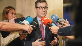 A Félix Bolaños le preocupa más la imparcialidad del juez Peinado que la imputación del delegado en Madrid