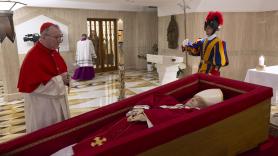 El Vaticano difunde las primeras imágenes del papa Francisco fallecido