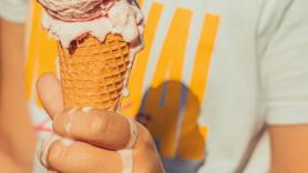 Unos escolares se quedan sin helado por no poder pagarlo, una jubilada sale al rescate y la profesora salta con la prohibición: "La caridad parece no existir"