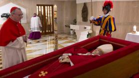 El Vaticano difunde las primeras imágenes del papa Francisco fallecido
