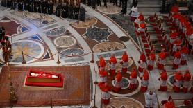 El féretro del papa Francisco llega a la basílica de San Pedro para el último adiós de los fieles