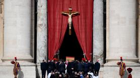 El féretro del papa Francisco llega a la basílica de San Pedro para el último adiós de los fieles