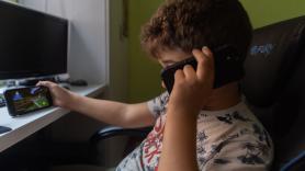 Le compran un teléfono a su hija de 12 años y le hacen firmar un acuerdo unilateral: "Siempre sabremos tu contraseña"