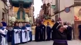 Nadie entiende lo que hace esta trompetista en plena procesión de Semana Santa