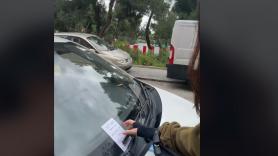 Le dejan este papel en su coche y su reacción es así de rotunda: pide que todo el mundo haga lo mismo