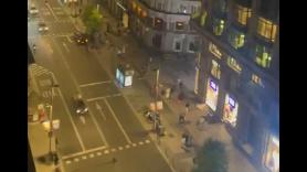 El momento en el que vuelve la luz a la Gran Vía después de casi nueve horas de apagón