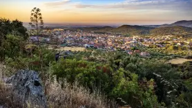 El pueblito de Madrid con una historia oculta que ofrece una gran estampa gracias a sus viñedos y olivos centenarios