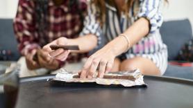Una joven encuentra una bolsa con 13.500 euros y el dueño la premia con una chocolatina: "No era necesario"