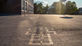 Examinan una roca que lleva 20 años en mitad del patio del colegio y confirman el hallazgo de un tesoro sin precedentes