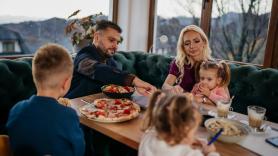 Unos padres se pegan un festín con sus tres hijos menores y realizan la gran estafa al restaurante: "Es un plan perfecto en época de fiestas"