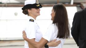 Hasta una experta en protocolo se pronuncia sobre esta escena entre Letizia y Leonor: "Aquí no son reina y princesa"