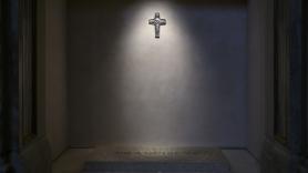 En Alemania se preguntan a qué responde la gran separación de la 'a' del resto de letras en la tumba del Papa Francisco