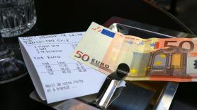 Piden la cuenta, el total es de 878,70 euros, les faltan 3 céntimos y lo que hace el dueño provoca tantas críticas como aplausos
