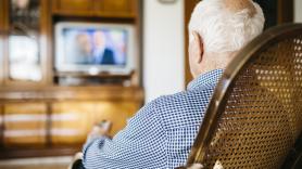 El país de la soledad donde puedes contratar hombres mayores por horas para que te compartan su sabiduría
