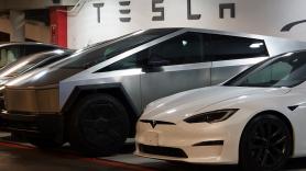 Un cliente va a comprar un Tesla y le dan el coche que llevaba meses parado tras retirarse del mercado por un problema