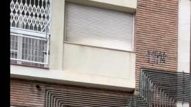 Lo que hay en esta fachada de un edificio de Barcelona da miedo
