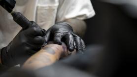 Acude a hacerse un tatuaje, paga con 50 euros falsos y el tatuador le tiende la trampa que le obliga a volver a pagar su deuda