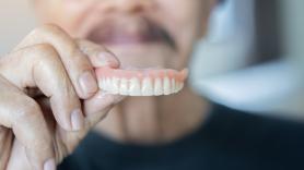 Los científicos hallan una importante conexión entre las dentaduras postizas y la salud mental de personas mayores