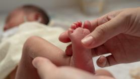 Una madre chilla al ver a su hijo recién nacido y el médico no espera ni un segundo para sacar el bisturí: "Voy a arreglar este error"