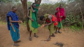 Se enamora de un hombre masai, descubre sus condiciones de vida y hechiza a la aldea con su increíble gesto