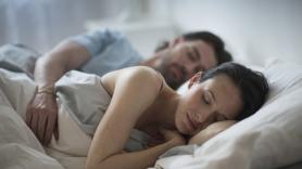 Un experto del sueño explica por qué no deberíamos dormir abrazados a nuestra pareja toda la noche
