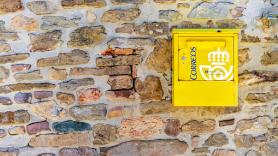 Okupan un edificio de Correos y colocan carteles a los vecinos para pedir colaboración para luchar contra la plaga del barrio