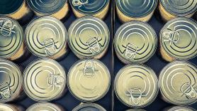 Expertos advierten del lugar donde se debe tirar el aceite de las latas: "La mayoría lo hace mal"
