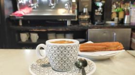 Bares españoles cobran el café según el tiempo que tardas en beberlo y una experta jurídica sorprende sobre su legalidad