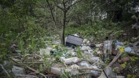 Tres amigos van a limpiar la montaña de basura y lo que se encuentran les deja con la intriga de por vida: "era demasiado pesado"