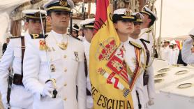 Leonor, una vez más, sigue los pasos de su padre: abanderada en la jura de Cartagena