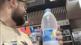 Se lleva las manos a la cabeza al ver el precio de una botella de agua en una gasolinera de Asturias
