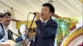 Un japonés sube al escenario de una caseta de la Feria de Abril, toma el micrófono y los más sevillanos se rinden a su osadía