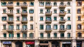 Una reconocida actriz convierte una casa llena de basura en un piso "cuqui" okupa en Barcelona: "Mis hijos han nacido en este piso"