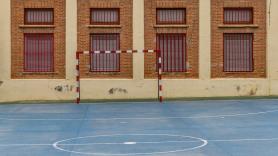 Unos padres se quejan al director del instituto porque hay un niño con dos madres y él les da una lección de por vida