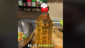 Llega a España, ve la clásica botella de vinagre y lo que tiene que hacer para abrirla enternece a una multitud