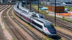 Un hombre recorre más de 500 km atado a un tren a 300 km/h y se gana el apodo del superviviente milagroso