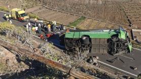 Al menos un muerto y 11 heridos al volcar un autobús en La Gomera