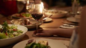 Dos familias van a comer a un restaurante, aprovechan un momento de confusión y desaparecen con la cuenta sin pagar: "Un litro y medio de vino y salieron corriendo"