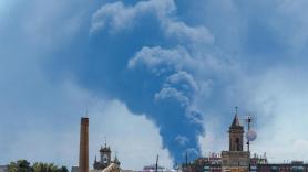 Piden a los vecinos de Alcalá (Sevilla) que se confinen tras un incendio en una nave de productos químicos