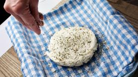 Fortalece los huesos y mejora la función cerebral pero los españoles apenas lo consumen: el queso que es tendencia mundial sólo se vende en 2 supermercados
